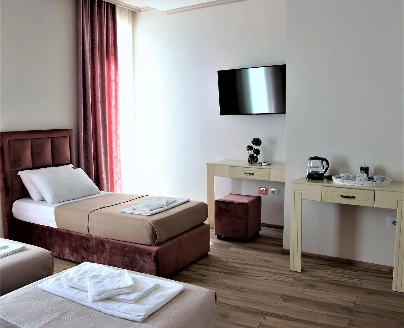 Hotel Veliera Durrës 4*,